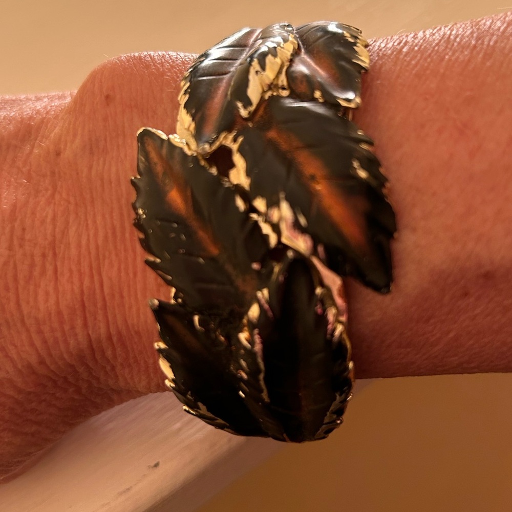 Leaf bracelet that latches